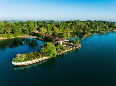 Suyla çevrili yemyeşil adanın havadan görünüşü