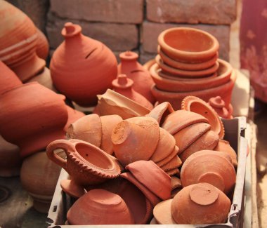 Pazar vitrininde yığılmış çeşitli kil çömlekler