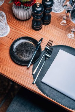 Zarif bir sofra sofrası, çatal bıçak takımı ve tabakla.