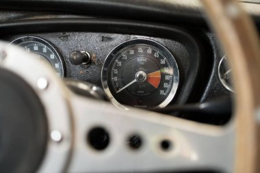 Hız göstergesi ve göstergeleri gösteren klasik araba gösterge panelinin kapanışı