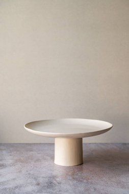 Basit gri arkaplanda minimalist seramik plaka