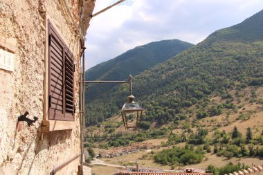 Yemyeşil Dağların ve Taş Bina Penceresinden Küçük Köyün Manzarası
