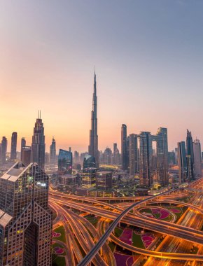 Dubai şehrinin yüksek görüntüsü Skyline, Şeyh Zayed Yolu Kavşağı, ve Dusk 'ta Burç Halife