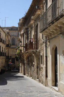 Dar, Gölgeli Sokak Güneyli bir İtalyan şehrinde Eski Taş Binalar ve Balkonlarla çevrili