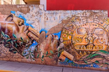 Çatlak ve Çürüyen Duvar 'a Yerel ve Soyut Motiflerle Grafiti Duvarı