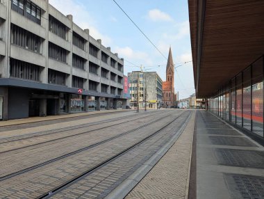 Modern ve Tarihi Binalarla Sessiz Avrupa Şehir Caddelerinden Geçen Boş Tramvay Rayları