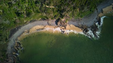 Gözlerden uzak bir sahil Koyu ve Rocky Kıyı Şeridi 'nin Havadan Yukarıdan Aşağı Manzarası