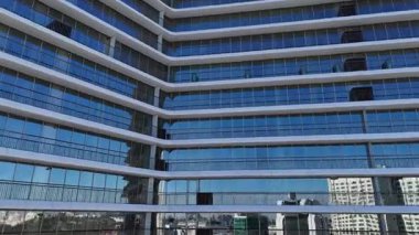 Modern Cam ve Beton Bina Cephesi 'nin Balkonlarla Yakın Çekimi