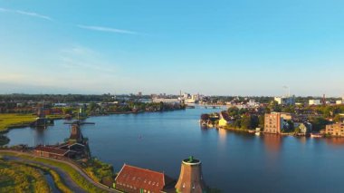 Zaanse Schans Yel Değirmenleri, River ve City Skyline 'ın Geniş Havadan Görünümü