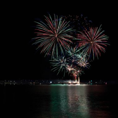 Açık denizde güzel renkli havai fişekler.