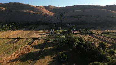 Rolling Hills Üssündeki Çiftlik ve Göl Havadan Görünümü