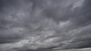 Geniş Karanlık, Bulutlu Gökyüzündeki Fırtına Bulutları