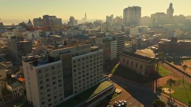 Montevideo şehrinin Gökyüzü Görüntüsü Altın Işıkta Skyline