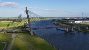 Modern Kablo Kalan Köprü 'nün Kanal Üzerindeki Hava Görüntüsü