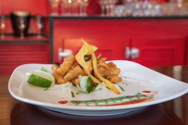 Kızarmış Kalamar 'a yakın çekim mi yoksa Kireçle Balık Çubuğu mu?