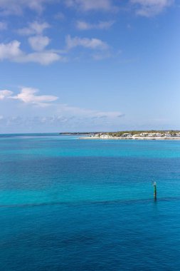 Mavi Gök Altında Şamandıralı Tropikal Okyanus Suyu ve Uzak Sahil Hattı