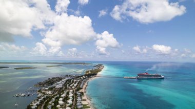 Deniz manzaralı ve gemiyle sahil manzaralı.