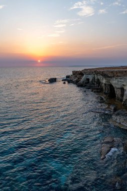 Günbatımının güzel manzarası denizin üzerinde