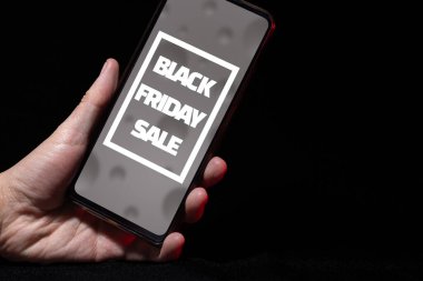 Kara Cuma indirimli akıllı telefon mesajı, siyah arka planda indirimli iletişim.