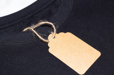 Siyah tişörtte Kraft etiketi, perakende satış, satış ve fiyat etiketi için ürün modeli