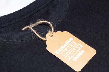 Siyah gömlek, satış modeli ve promosyon ambalajı üzerine özel Black Friday anlaşmaları içeren Kraft etiketi