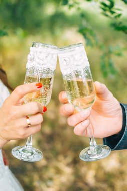 Gelin ve damat ellerinde şampanya kadehleriyle