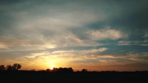 Пламенный красивый закат, временной промежуток 4k — стоковое видео