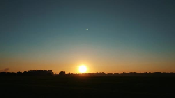 4k krásné nebe s při západu slunce na krásný západ slunce s úžasně barevné paprsky slunce západ slunce — Stock video