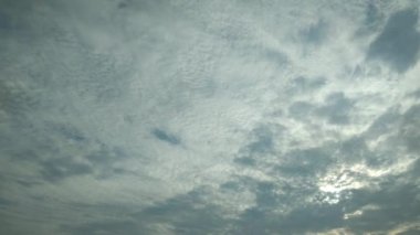 4 k zaman atlamalı. Büyük, Bina bulutlar ve bulut ile kitle kırma gündoğumu ile güzel cennet.