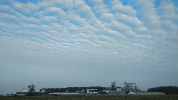 4k moderne Anlage mit Rohren oder leistungsfähigem Prozessbereich im Öllager oder Tanklager. technischer Komplex zur Raffination von Gesteinsöl und -versorgung. Zeitraffer im Freien im bewölkten Herbst. blauer Himmel mit Wolken. — Stockvideo