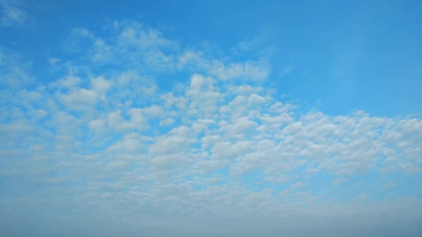 4k Time Lapse Nuvens brancas correndo sobre o céu azul — Vídeo de Stock