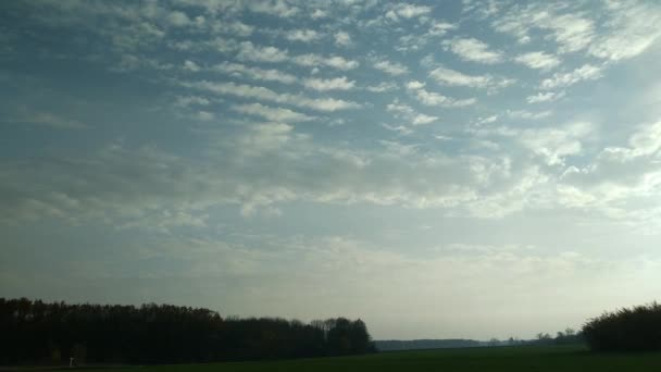 4К время истекает с бегущими облаками с отражением в воде и глубоким голубым небом — стоковое видео