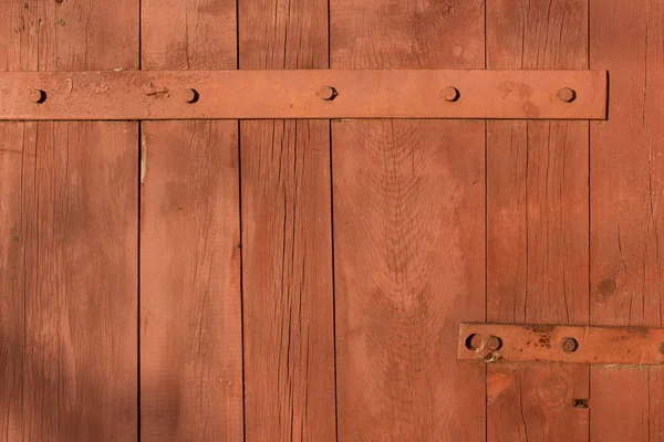 Dövme metal menteşe eski stil kapı ve kapı için. Demir kapı çardağın keskin bukleler demirci tarafından el yapımı. Ahşap yüzeyde metal detay.