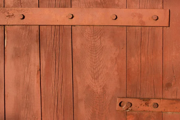 Dövme metal menteşe eski stil kapı ve kapı için. Demir kapı çardağın keskin bukleler demirci tarafından el yapımı. Ahşap yüzeyde metal detay.