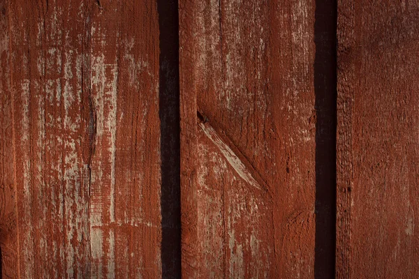 Kırık kırmızı boyalı eski ahşap dokusu.