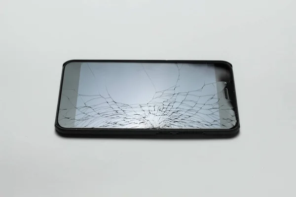 Beyaz arka plan üzerinde kırık ekran ile hareket eden smartphone.