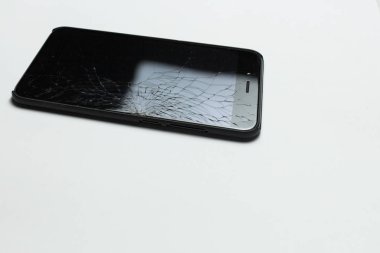 Beyaz arka plan üzerinde kırık ekran ile hareket eden smartphone.