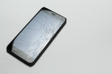 Beyaz arka plan üzerinde kırık ekran ile hareket eden smartphone.