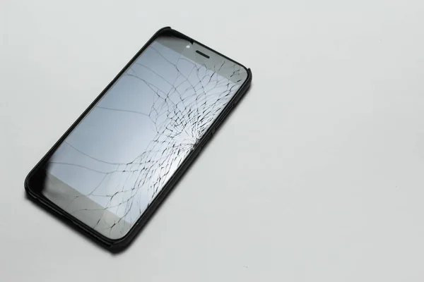 Beyaz arka plan üzerinde kırık ekran ile hareket eden smartphone.