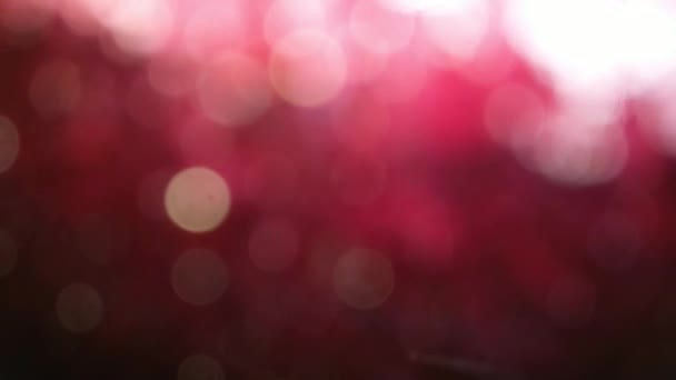 Les lumières Bookeh clignotent rapidement sur un fond sombre. Magnifique bokeh qui monte. Images du stock Ultra HD, UHD, 4K 