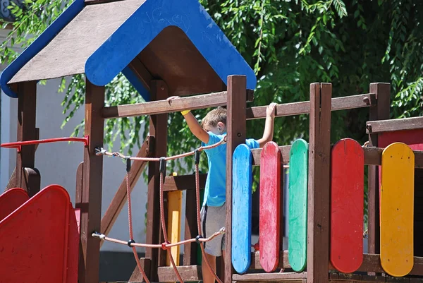 Aire Jeux Avec Enfant Traversant Pont Lieu Divertissement Pour Enfants — Photo