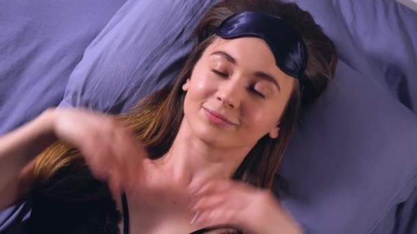 Menina Está Dormindo Cama Acordando Adormecendo Yawns Usa Uma Máscara — Vídeo de Stock