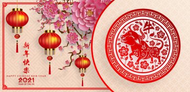 2021 yılında Çin 'de öküz, kırmızı kağıt arka planda el işi tarzıyla öküz, çiçek ve Asyalı elementleri kesiyor. (Çince çevirisi: Mutlu Çince yeni yıl 2021, öküz yılı)