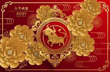 2021 yılında Çin 'de öküz, kırmızı kağıt arka planda el işi tarzıyla öküz, çiçek ve Asyalı elementleri kesiyor. (Çince çevirisi: Mutlu Çince yeni yıl 2021, öküz yılı)