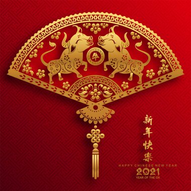 2021 yılında Çin 'de öküz, kırmızı kağıt arka planda el işi tarzıyla öküz, çiçek ve Asyalı elementleri kesiyor. (Çince çevirisi: Mutlu Çince yeni yıl 2021, öküz yılı)