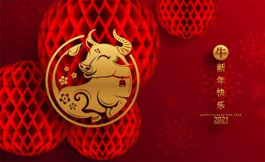 2021 yılında Çin 'de öküz, kırmızı kağıt arka planda el işi tarzıyla öküz, çiçek ve Asyalı elementleri kesiyor. (Çince çevirisi: Mutlu Çince yeni yıl 2021, öküz yılı)
