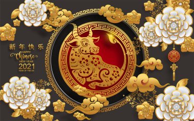 2021 yılında Çin 'de öküz, kırmızı kağıt arka planda el işi tarzıyla öküz, çiçek ve Asyalı elementleri kesiyor. (Çince çevirisi: Mutlu Çince yeni yıl 2021, öküz yılı)