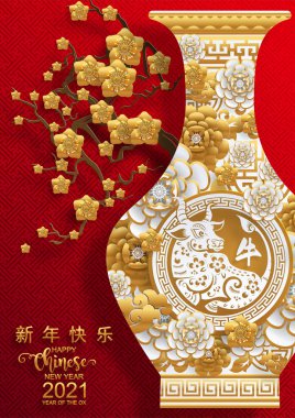 2021 yılında Çin 'de öküz, kırmızı kağıt arka planda el işi tarzıyla öküz, çiçek ve Asyalı elementleri kesiyor. (Çince çevirisi: Mutlu Çince yeni yıl 2021, öküz yılı)