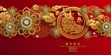2021 yılında Çin 'de öküz, kırmızı kağıt arka planda el işi tarzıyla öküz, çiçek ve Asyalı elementleri kesiyor. (Çince çevirisi: Mutlu Çince yeni yıl 2021, öküz yılı)