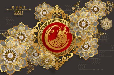 2021 yılında Çin 'de öküz, kırmızı kağıt arka planda el işi tarzıyla öküz, çiçek ve Asyalı elementleri kesiyor. (Çince çevirisi: Mutlu Çince yeni yıl 2021, öküz yılı)